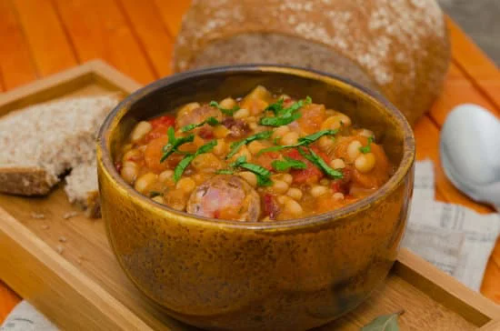 Manger un excellent cassoulet ou saucisses lentilles cuisinés